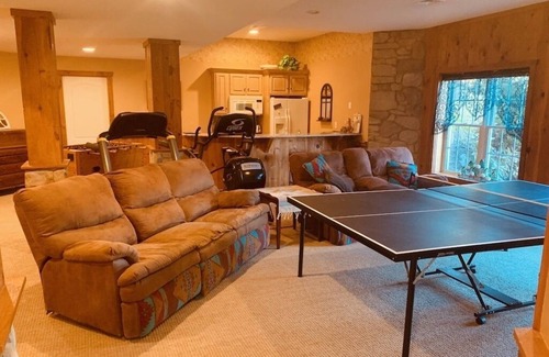 Annville Apartment | Hilltop Mansion Apartment near LVC and Hersheypark!