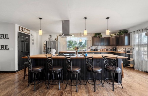 Calhan House | Hilltop Ranch Style Home with Gorgeous View for Big Groups, Retreats, Events OK