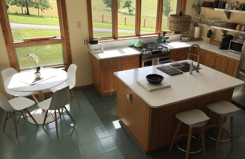 Fairfield House | Hilltop Retreat. Amazing Views. Curated for Two.
