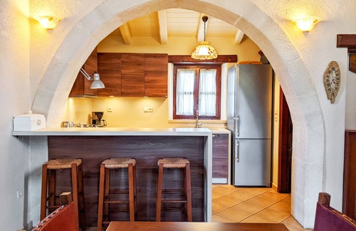 Kounavi Villa | Hilltop Retreat Stunning Views Near Knossos