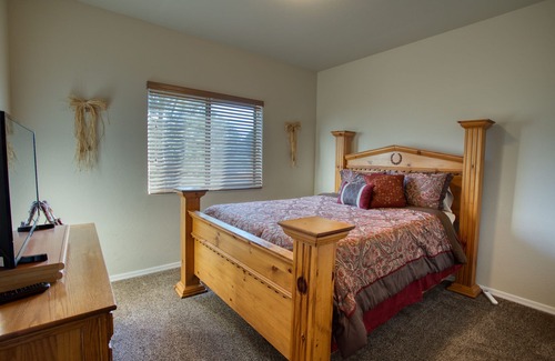 Linden Cabin | Hilltop Retreat on an acre - perfect for family and friends