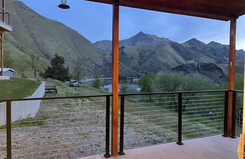 Riggins Cabin | Hilltop riverview bunkhouse