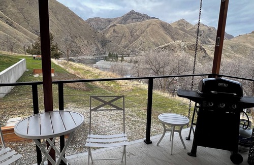 Riggins Cabin | Hilltop riverview bunkhouse