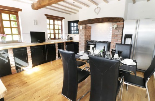 Knightwick Cottage | HILLVIEW COTTAGE, family friendly, with open fire in Knightwick