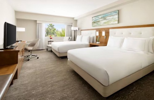 Tucson Hotel | Hilton Tucson 2 Queens: Picturesque Location, Outdoor Pool Access