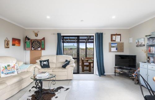Himatangi Beach House | Himatangi Kiwi Bach - Himatangi Beach Holiday Home