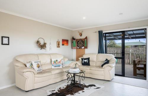 Himatangi Beach House | Himatangi Kiwi Bach - Himatangi Beach Holiday Home