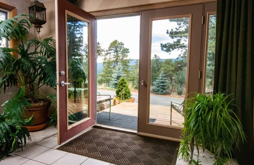 Evergreen Meadows House | Himmelhaus majestic mountain views ideally located to access city and mountains