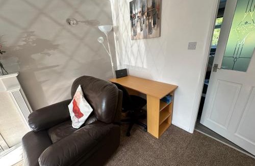 Barwell House | Hinckley Home Sleeps 5 Complete House