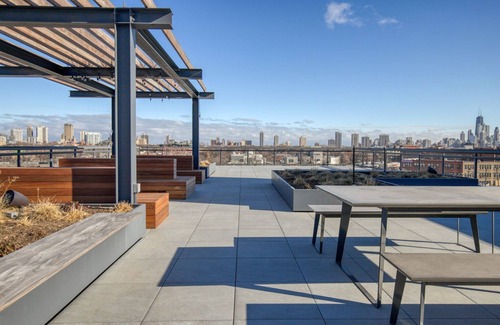 Sheffield Neighbors Apartment | Hip Lincoln Park Studio w/Lounge, Roof & Gym, near DePaul, by Blueground