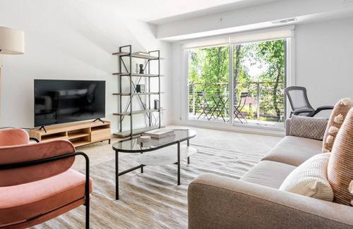 Sharon Heights Apartment | Hip Menlo Park 1BR w/ Pool, W/D & BB Court, near highways, by Blueground