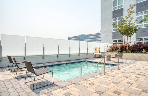 Oakland Ave - Harrison St Apartment | Hip Oakland Studio w/Gym, Pool & AC, 2 min walk to Target, by Blueground