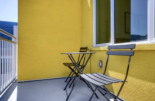 Evergreen Park Apartment | Hip Palo Alto 2BR w/W/D & Pool, walk to Pinterest, by Blueground