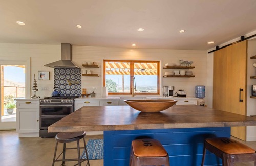 Paso Robles House | Hip Renovated Ranch w/Awesome Views, Fire Pit, BBQ & Great Entertainment Space.
