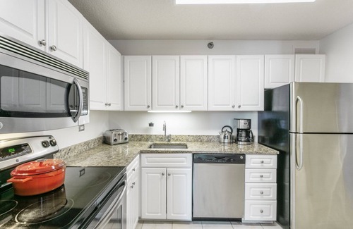 Rush and Division Apartment | Hip River North 1BR w/Gym, W/D, near Magnificent Mile, by Blueground