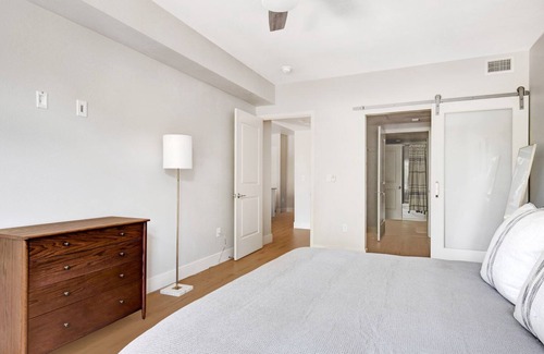 Central San Mateo Apartment | Hip San Mateo 1BR w/W/D, Gym, BBQ, Parking, walk to all, by Blueground