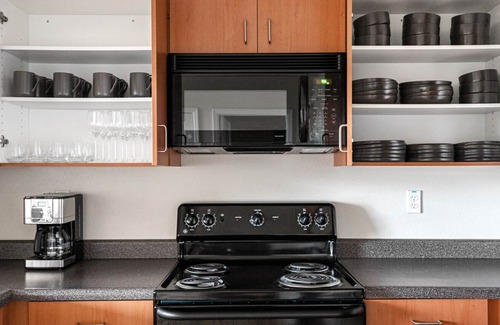 South San Francisco Apartment | Hip South SF 2BR w/ W/D, Gym, Pool, next to BART and TJ, by Blueground