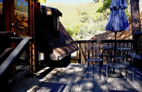 Midpines Cottage | Hippie Barn Studio in upper floor near Highway 140 towards Yosemite
