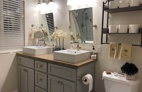 Vista Cottage | Hipster Cottage minutes from Downtown Vista! Yoga, Mediation & Sound Bath
