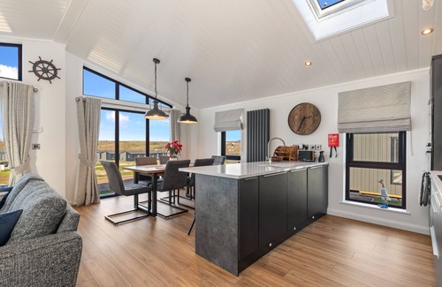 Penally Ski Chalet | Hiraeth - Luxury Lodge, Hot Tub, Close to Beach