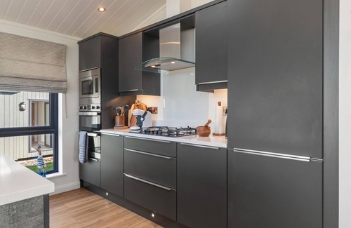 Penally Ski Chalet | Hiraeth - Luxury Lodge, Hot Tub, Close to Beach