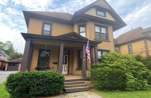 St. Marys House | Historic 1884 Victorian Downstairs Unit. Walk to everything! Close to elk!