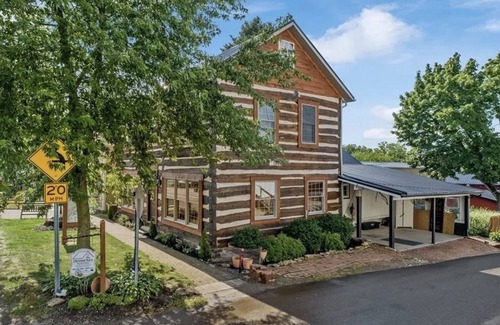 Winesburg House | Historic 200 year old 3-bedroom log house with WiFi and AC in charming Winesburg