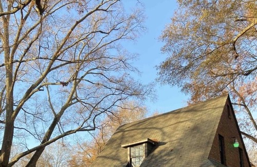 Gastonia House | Historic 20s Cottage sits under the breath taking oaks.