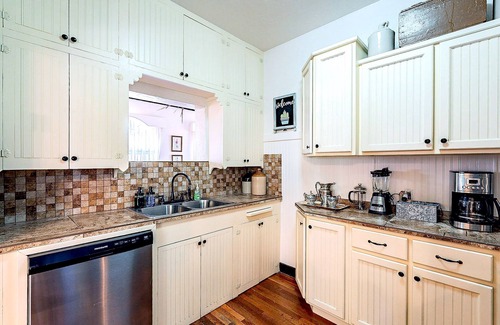 Sam Hughes House | Historic 3BD/2BA Bungalow Steps From the UA w/Yard - Low Summer Rates! 🏡