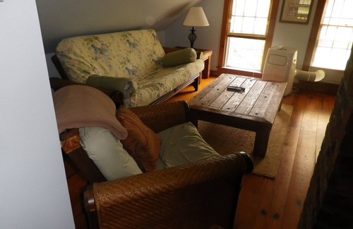 Block Island Apartment | Historic 3rd floor 1 Bedroom Sleeps 4 Tastefully Decorated, ~AC~apartment