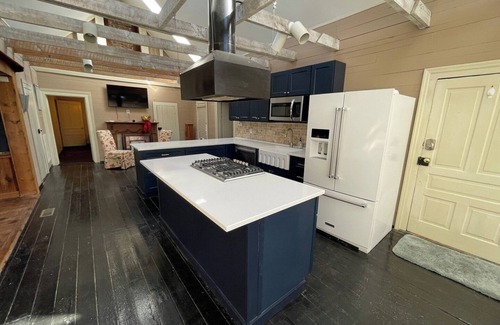Apex House | Historic 4BR Retreat with Stunning Scenic Views