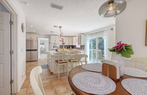 Nokomis House | Historic Admiral Benbow Club Suite-4 beds x 4 Baths, 2 Kitchens, Beach Access !