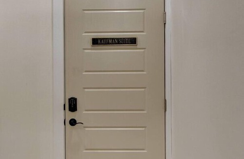 Millersburg Apartment | Historic American Hall Kaufman Suite