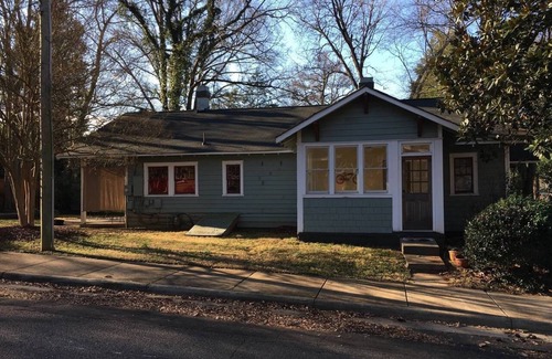 Wesley Heights House | Historic Bungalow Blues & Jazz house walk to Downtown 3 bedroom, historic home