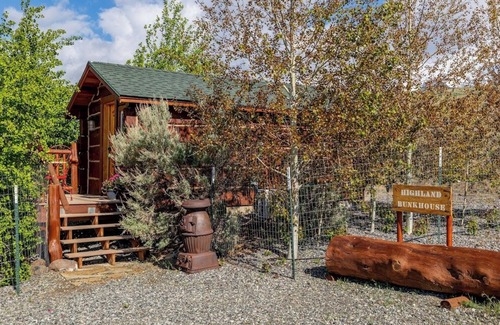 Wapiti Cabin | Historic Bunkhouse with 360 degree Mountain Views with river access