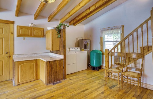 Seneca Rocks Cabin | Historic Cabin Retreat ~ 2 Mi to Seneca Rocks!
