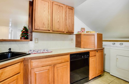 Lakewood House | Historic Carriage House < 20 Mi Elk Mtn: Hike, Ski