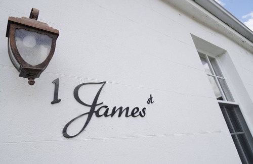 Launceston CBD House | Historic Central Launceston Getaway: 5 mins from Charles St. Cafe's