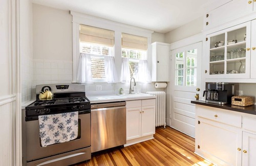 Annapolis House | Historic Charm Meets Walkable Convenience in the Heart of Annapolis with Parking