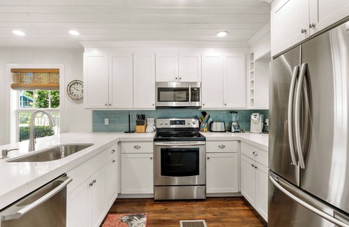 Key Largo Cottage | Historic Charming 2-bedroom cottage with WiFi, AC in Key Largo