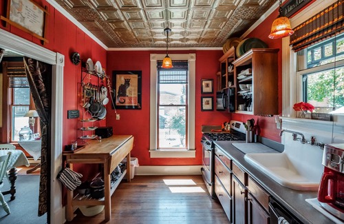 Monmouth House | Historic & Charming Home In Willamette Valley Wine Country 1 Block from WOU