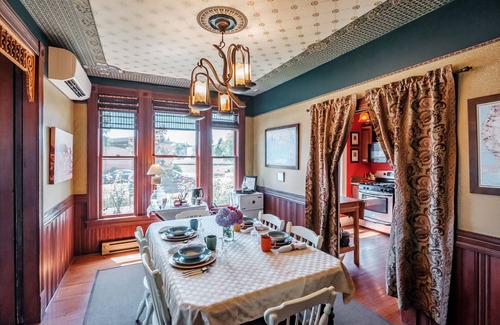 Monmouth House | Historic & Charming Home In Willamette Valley Wine Country 1 Block from WOU