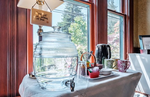 Monmouth House | Historic & Charming Home In Willamette Valley Wine Country 1 Block from WOU