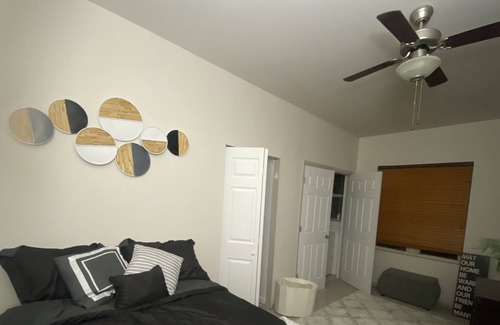 Old Northside Apartment | Historic charming entr plc Apt in Dwtwn mins to restaurant, hospitals, stadium