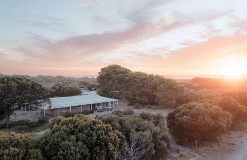 Nangkita House | Historic Cottage with private Hiking trails & private waterfront
