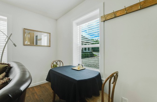 Georgetown Apartment | Historic downtown Georgetown. 8 blocks to the square and 1 to the University.