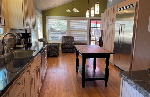 River Terrace Cottage | Historic Downtown │Walk Everywhere │Private Hot Tub │One Block to River