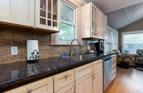 River Terrace Cottage | Historic Downtown │Walk Everywhere │Private Hot Tub │One Block to River