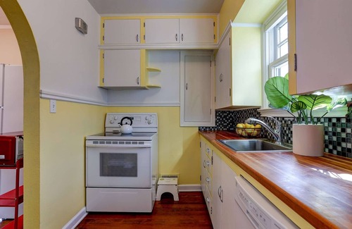 Old Bend Condo | Historic Drake Cottage 30 Day Rental. Across from Drake Park, Mirror Pond, downtown Bend. Furnished.