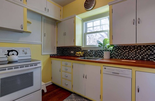 Old Bend Condo | Historic Drake Cottage 30 Day Rental. Across from Drake Park, Mirror Pond, downtown Bend. Furnished.